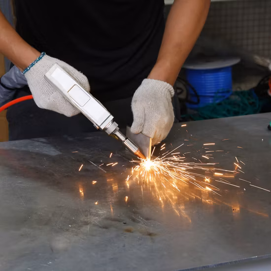 2023 Nueva función 3 en 1 China 1500W 2000W 3000W Máquina de limpieza de soldadura láser de fibra portátil para metal Acero inoxidable Acero al carbono Aluminio